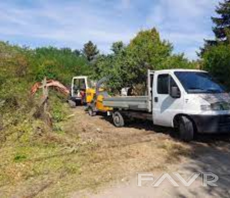 Почистване на дворни места градини  рязане на дървета и други